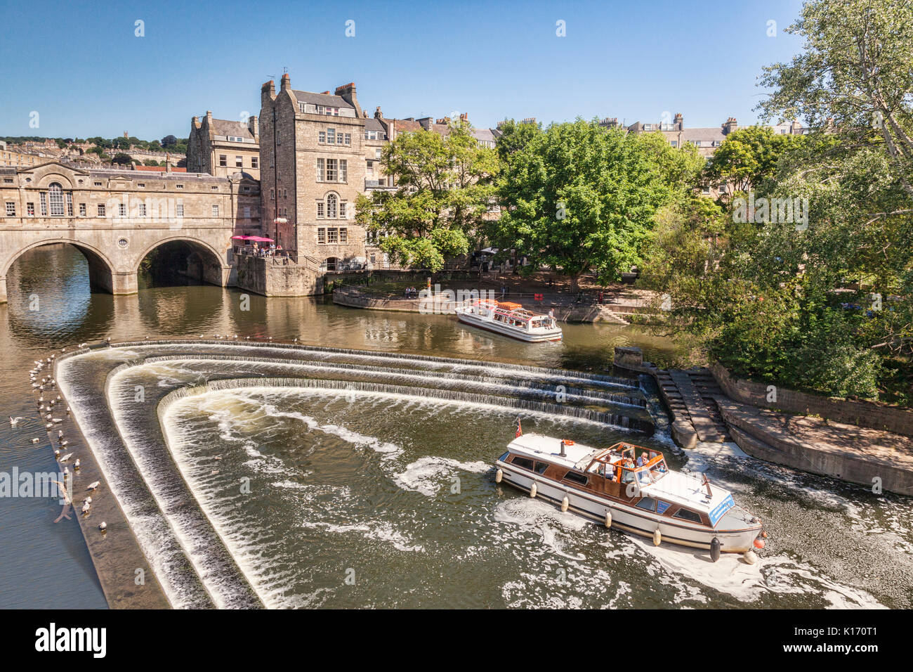 5 Juillet 2017 : Bath, Somerset, England, UK - Bateaux de plaisance à Pulteney Weir sur la rivière Avon. Banque D'Images