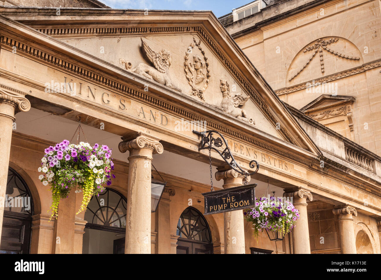 8 Juillet 2017 : Bath, Somerset, England, UK - la salle des pompes, un détail de la façade de l'immeuble. Banque D'Images