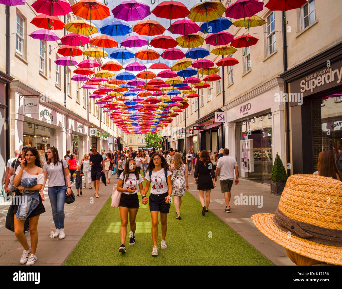 8 Juillet 2017 : Bath, Somerset, England, UK - Shopping dans le centre commercial Southgate. Au-dessus est le lieu de l'installation de 1000 de parasols. Banque D'Images