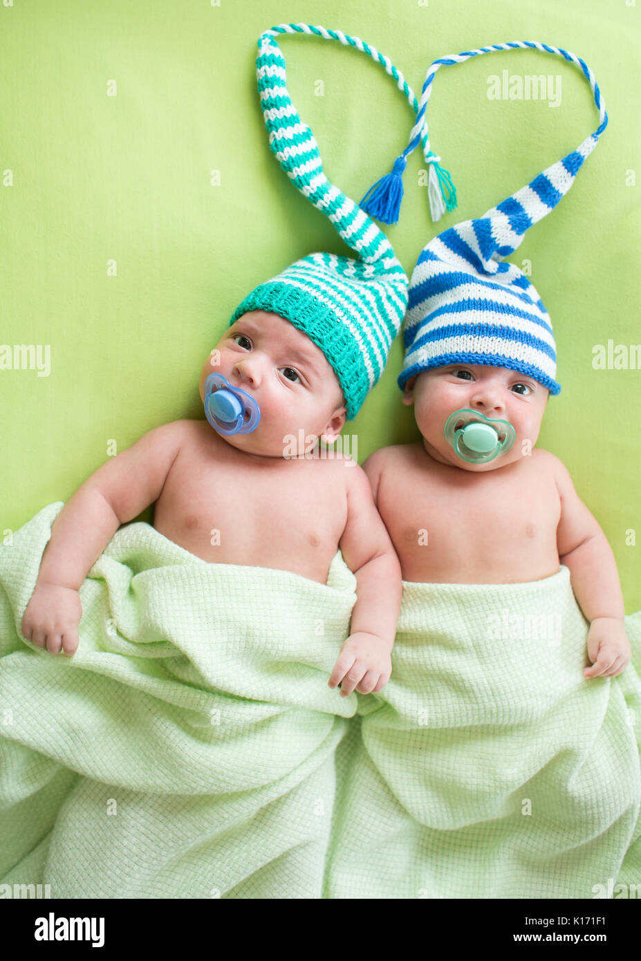 Bébé jumeaux bébés garçons portée d'hats liées par coeur Photo Stock - Alamy