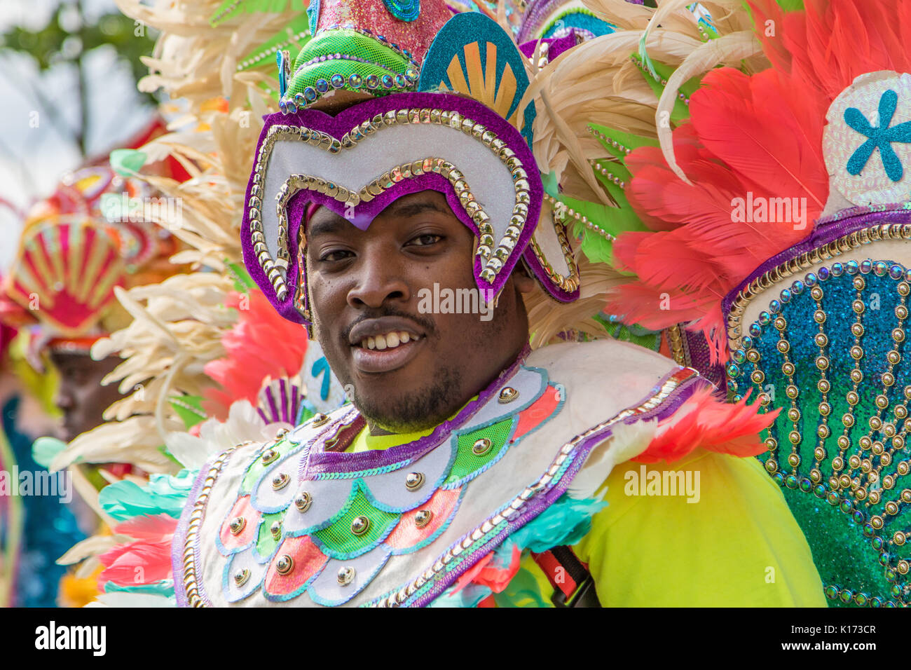 Août 2017 Carnaval de Nottingham, smiling black interprète masculin dans la coiffure et les costumes colorés Banque D'Images