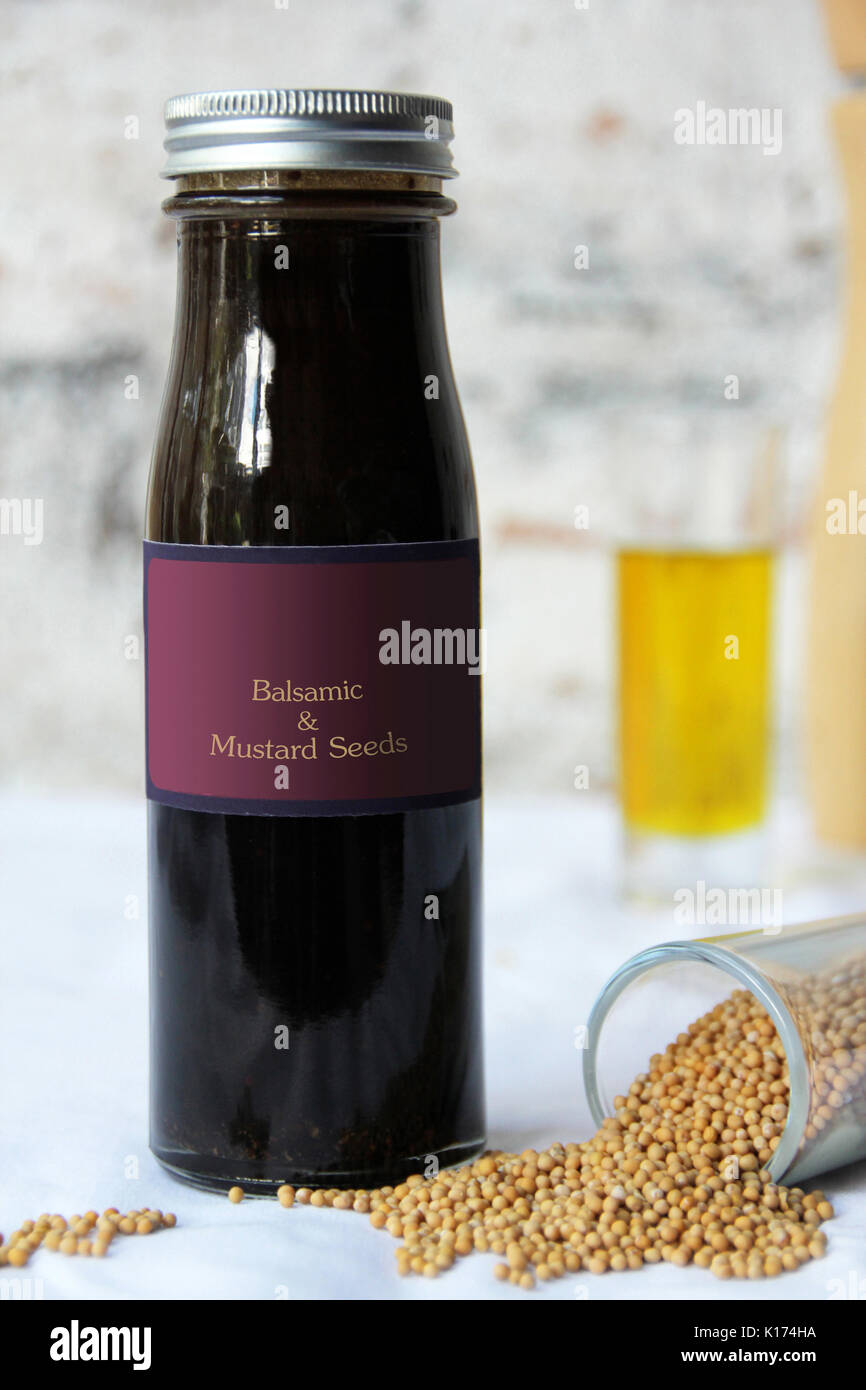 Cette vinaigrette à base de vinaigre balsamique, la moutarde, le miel,  l'ail et l'huile d'olive Photo Stock - Alamy