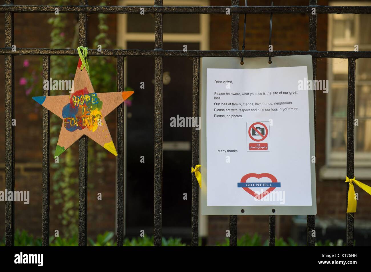 Un signe demande aux visiteurs de ne pas prendre de photos de la tour de Grenfell, dans l'ouest de Londres, avec la région attend un grand nombre de personnes pendant la Notting Hill Carnival. Banque D'Images