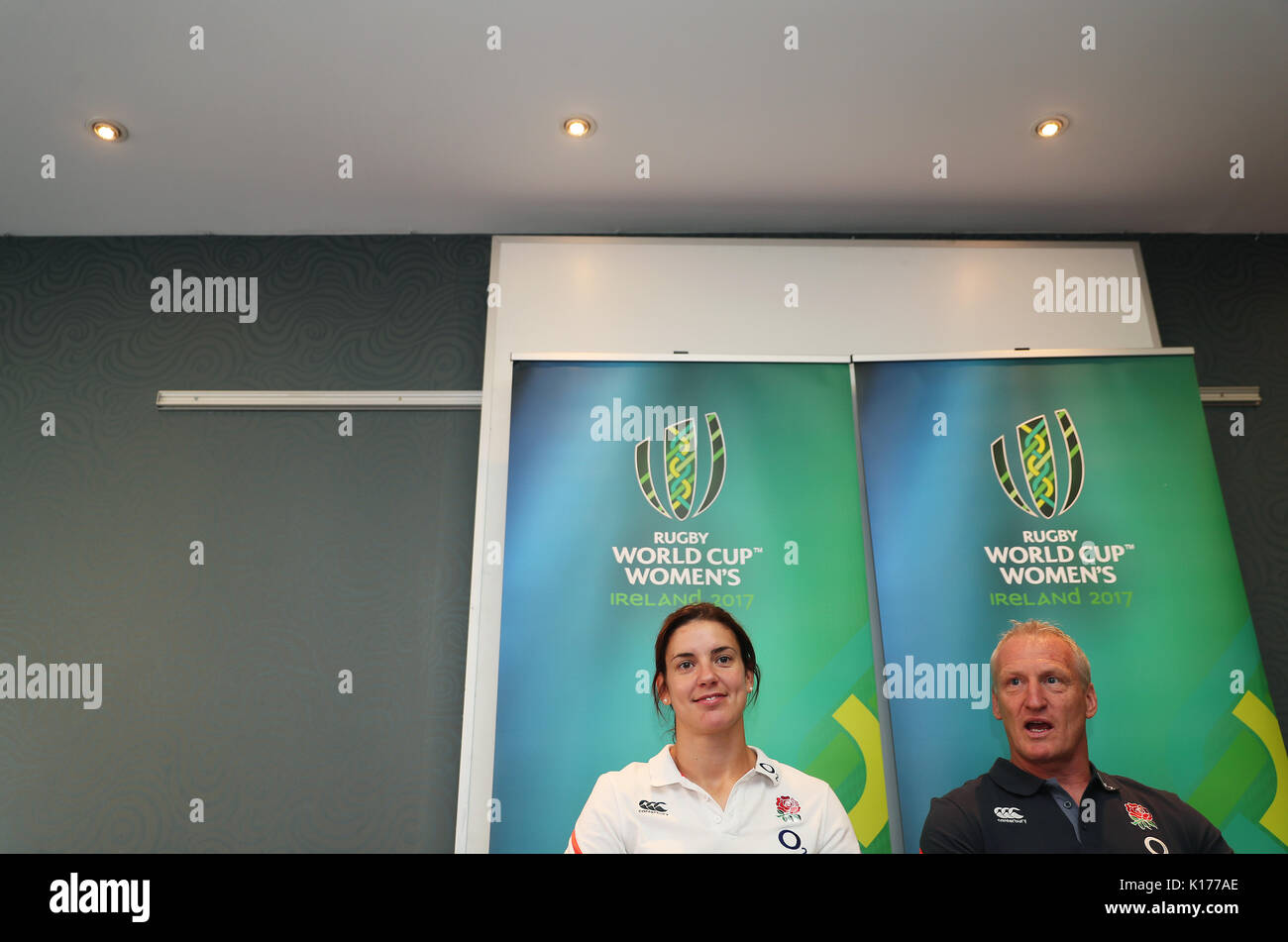 Simon Middleton, entraîneur en chef du rugby féminin d'Angleterre, et Sarah Hunter, capitaine, lors de la conférence de presse à l'hôtel Clayton de Belfast, avant la finale de la coupe du monde féminine entre l'Angleterre et la Nouvelle-Zélande demain soir. Banque D'Images