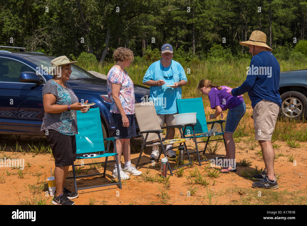 Un groupe d'observateurs de l'eclipse célébrer avec un gâteau après l'eclipse Eclipse Grand Américain Le 21 août 2017. Banque D'Images