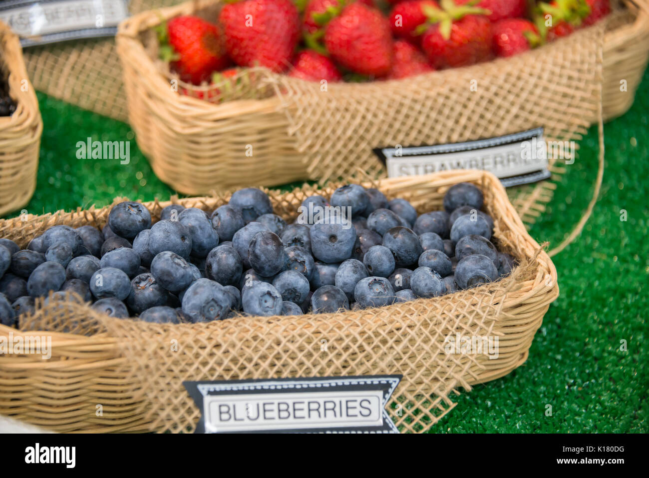 Paniers de bleuets et fraises à afficher Banque D'Images