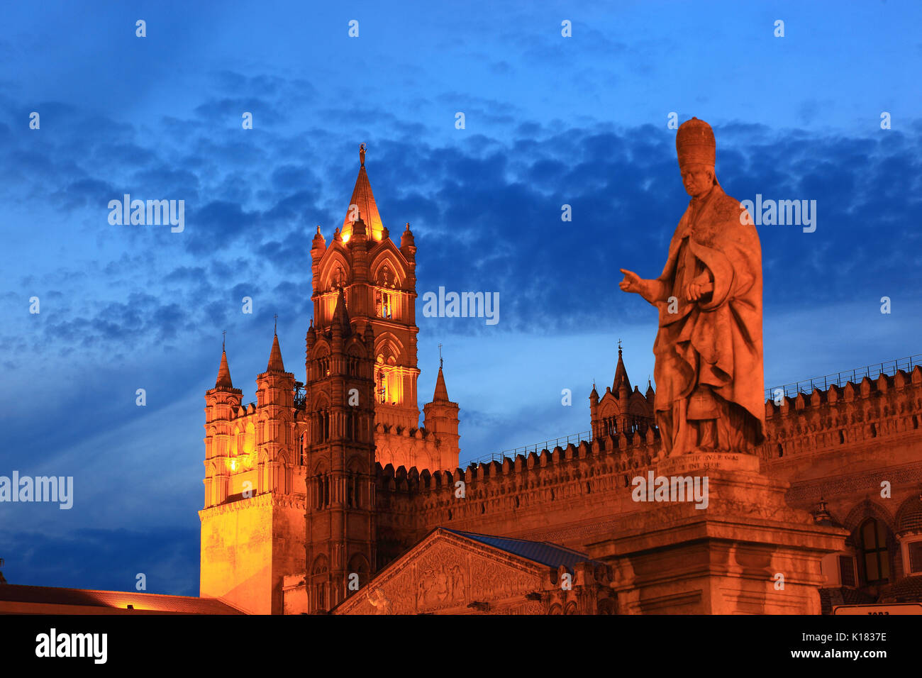 La Sicile, dans la vieille ville de Palerme, sacrée figure en face de la cathédrale Maria Santissima Assunta, l'Unesco Banque D'Images