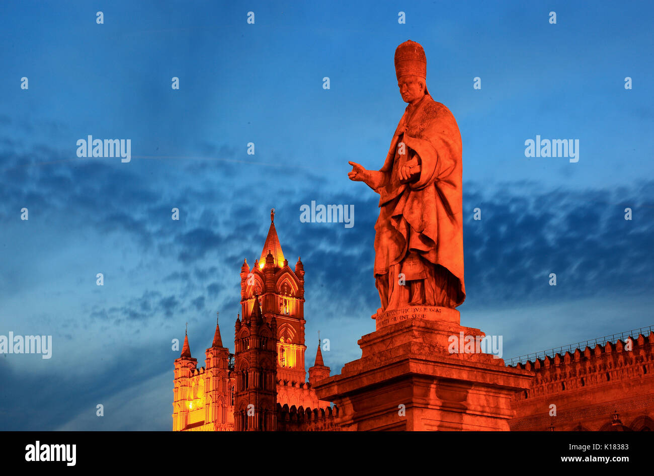 La Sicile, dans la vieille ville de Palerme, sacrée figure en face de la cathédrale Maria Santissima Assunta, l'Unesco Banque D'Images