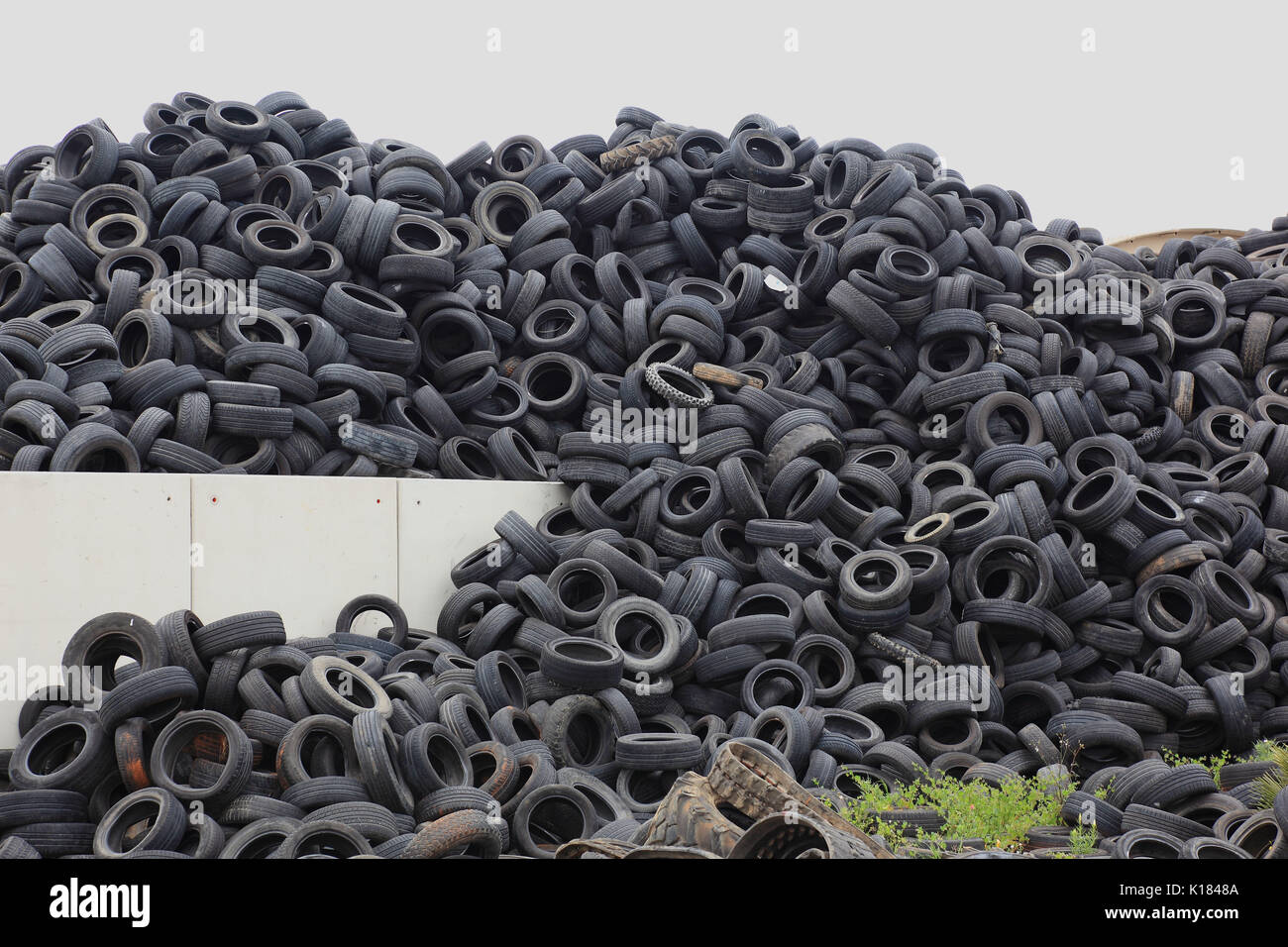 Vieux pneus sur une pile pour recyclage Banque D'Images