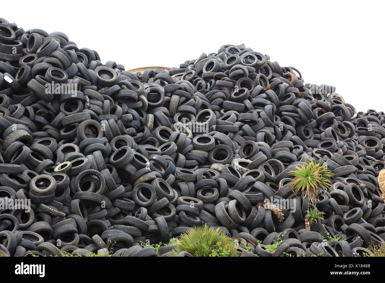 Vieux pneus sur une pile pour recyclage Banque D'Images