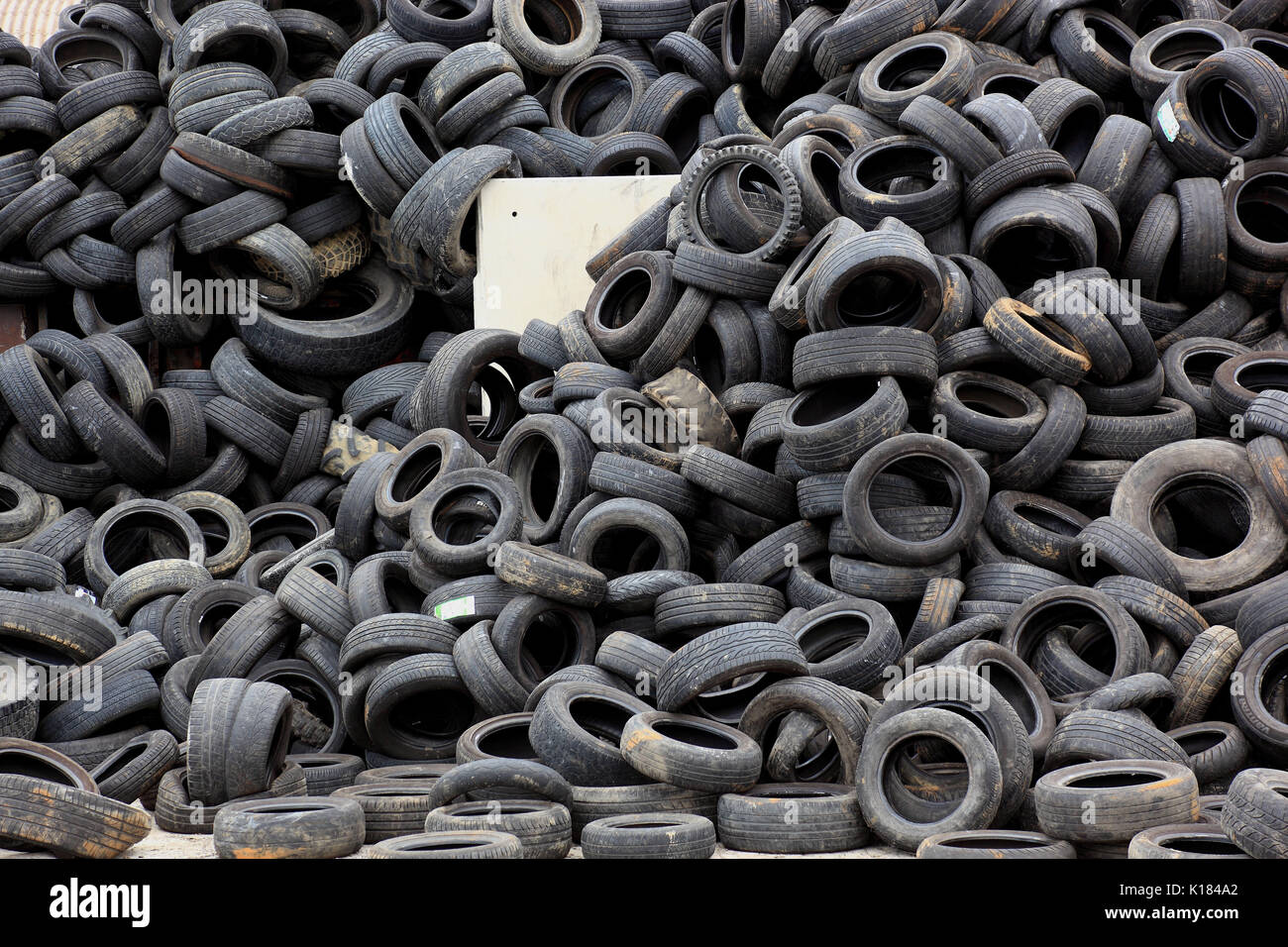Vieux pneus sur une pile pour recyclage Banque D'Images