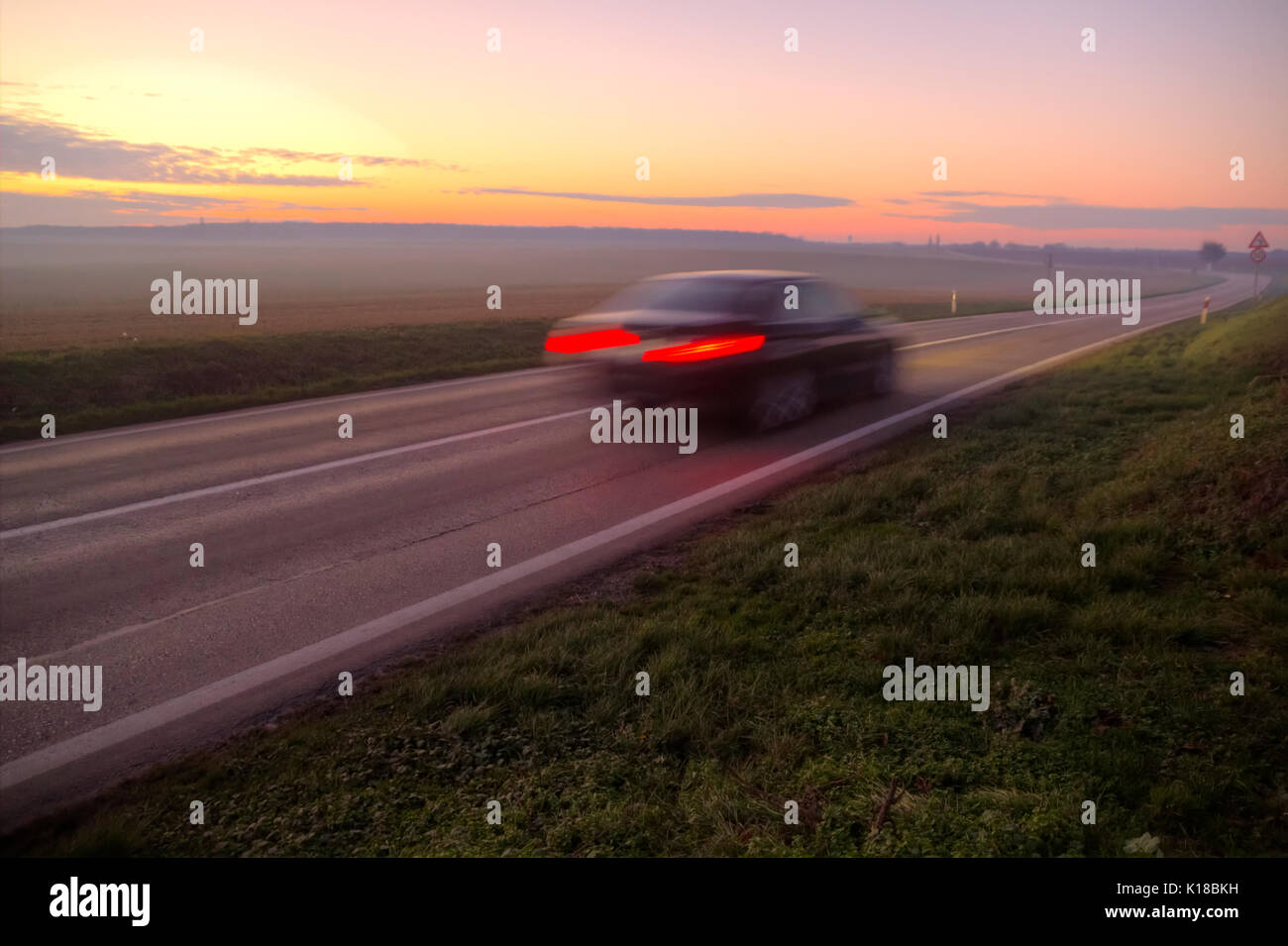 Frein de stationnement de voiture dans la nuit. Banque D'Images