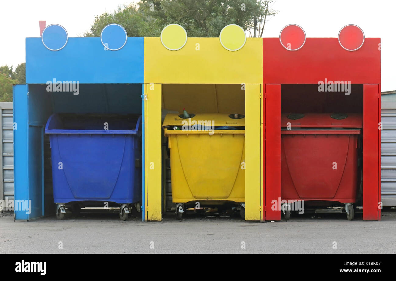 Colorés en plastique bacs de recyclage pour les déchets en verre et en plastique, papier Banque D'Images