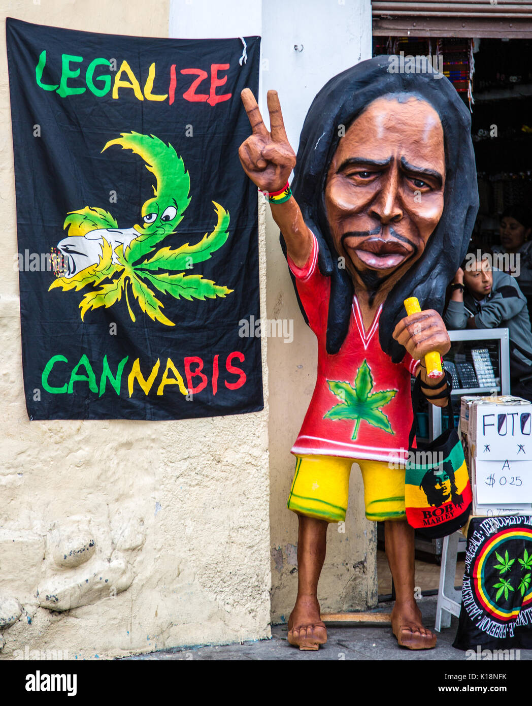 Bob Marley Manifestations Mannequin Marijuana Laws à Cuenca, Équateur le Déc 31, 2012 Banque D'Images