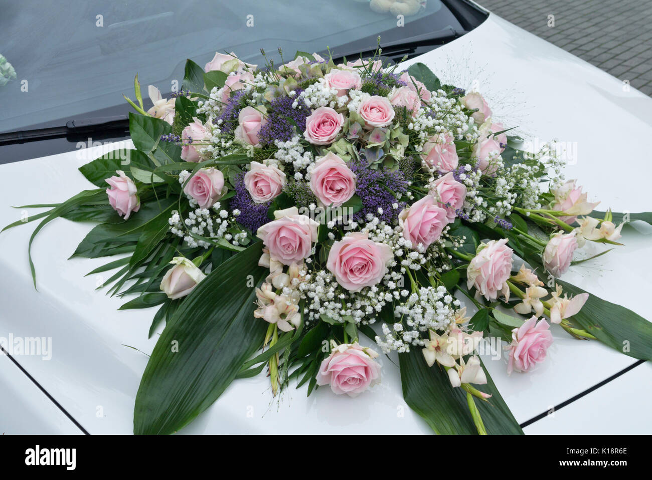 Bouquet de fleurs de roses (rosa) et gypsophilas (gypsophila) Banque D'Images