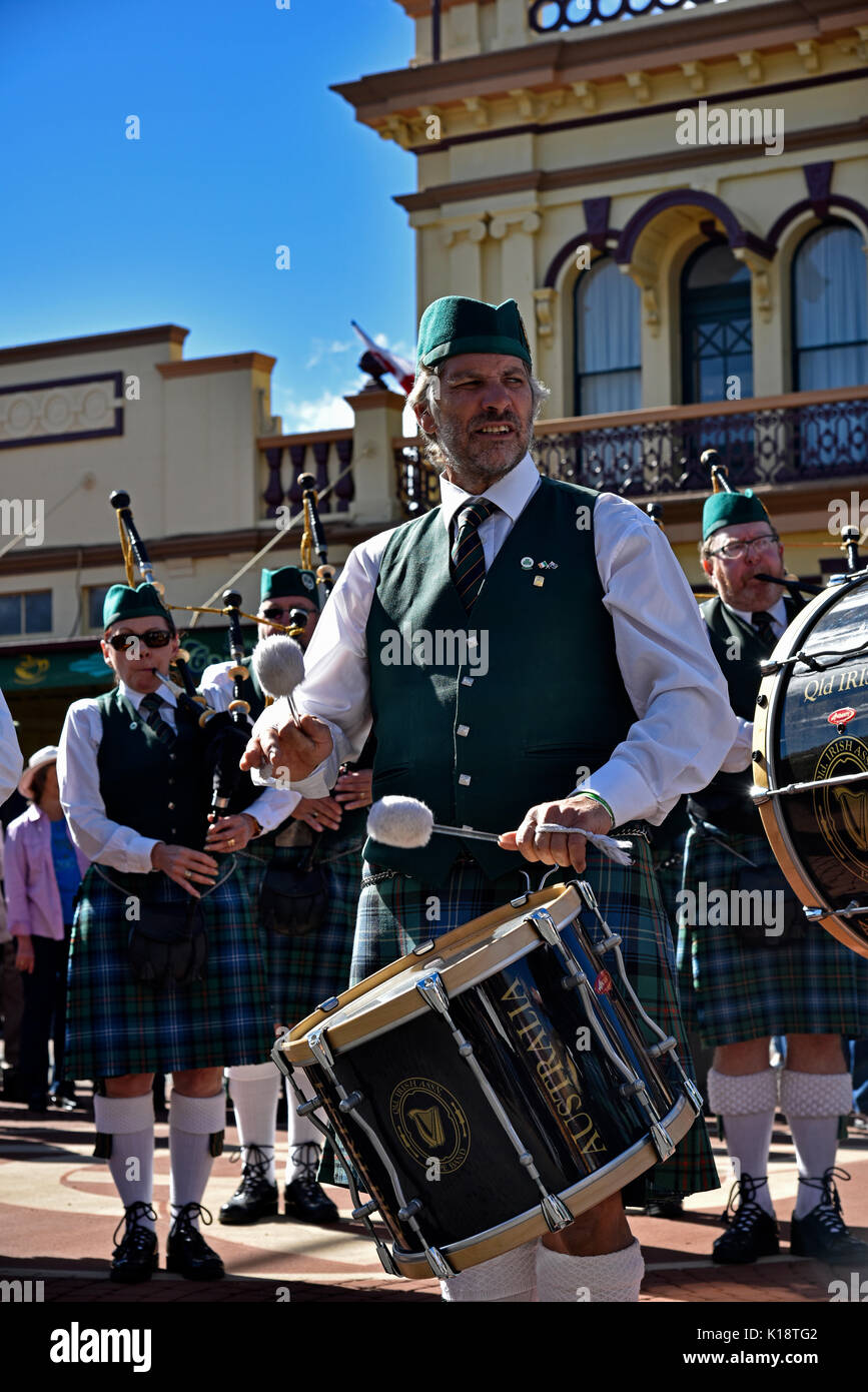 Bandes de cornemuses et tambours d'effectuer à la fête celtique et street parade à Glen Innes en Nouvelle-Angleterre, New South Wales, NSW Australie Banque D'Images