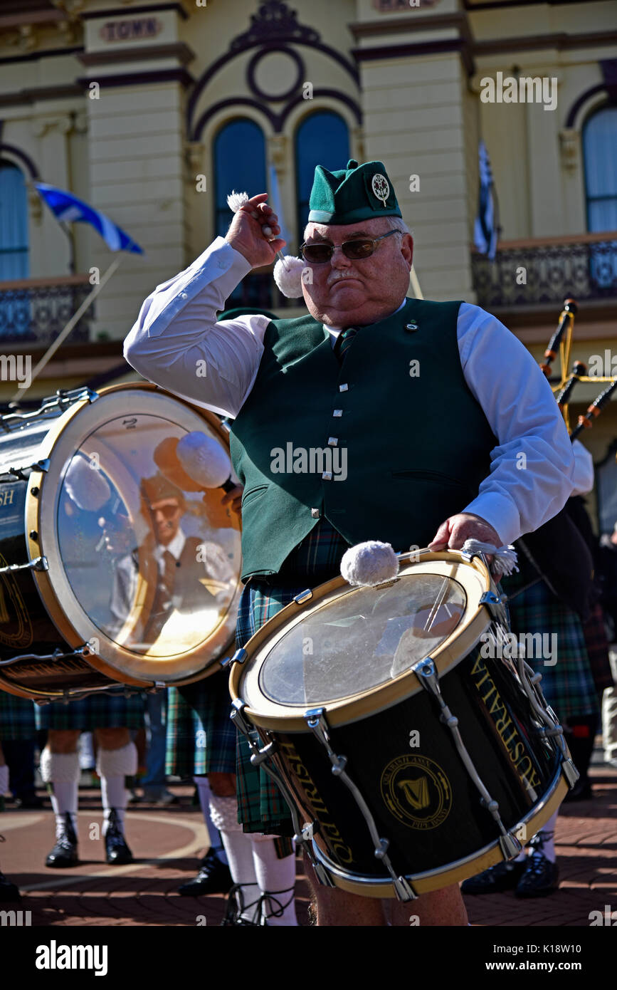 Bandes de cornemuses et tambours d'effectuer à la fête celtique et street parade à Glen Innes en Nouvelle-Angleterre, New South Wales, NSW Australie Banque D'Images