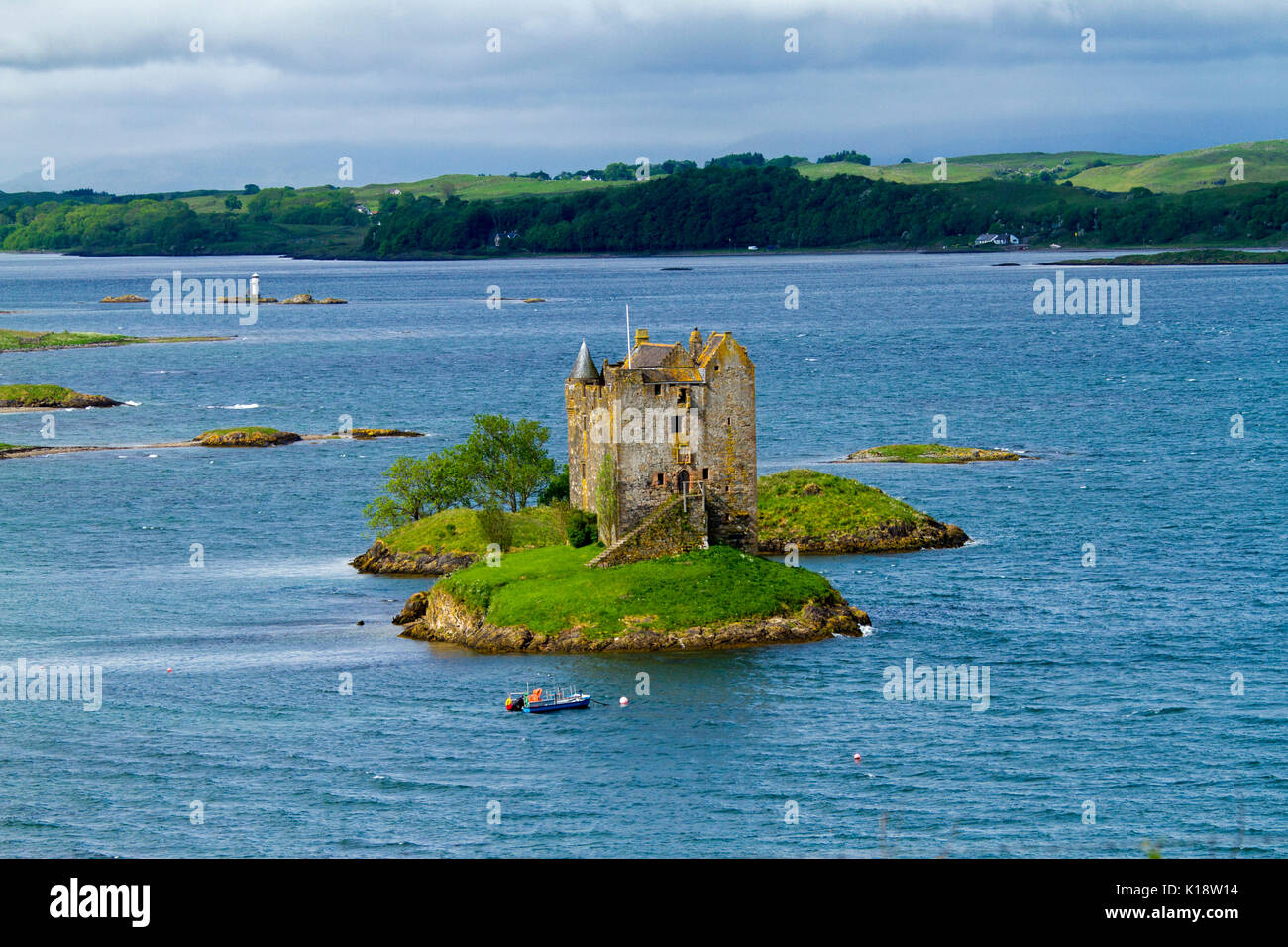 Château de Stalker, tour maison / garder sur petite île dans le Loch Laich près de Port Appin, Argyll, Scotland, avec petit bateau et petit phare à proximité Banque D'Images