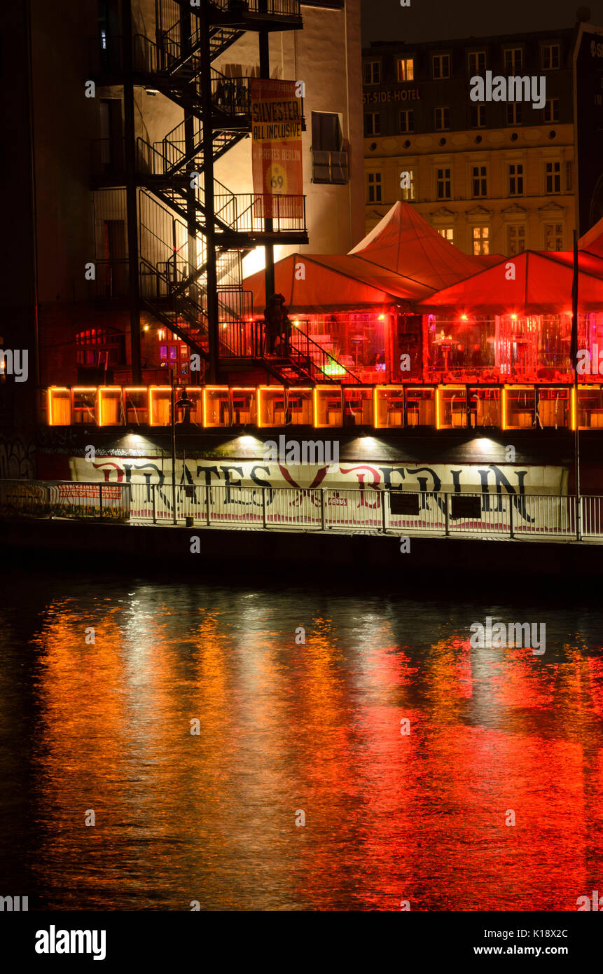 Projection à la lumière de la rivière Spree, Berlin, Allemagne Banque D'Images