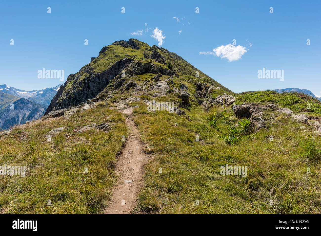 Aller à Un Chemin De Montagne Vert Druing été Avec Un Nuage