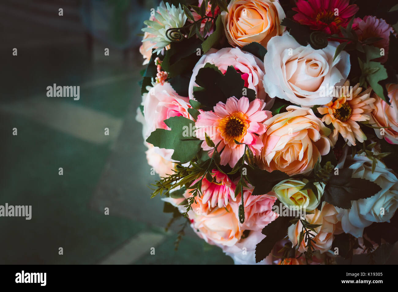 Bouquet de fleurs. bouquet de fleurs roses gerbera œillet avec copie espace. Filtre rétro. De style vintage de tonification. Banque D'Images