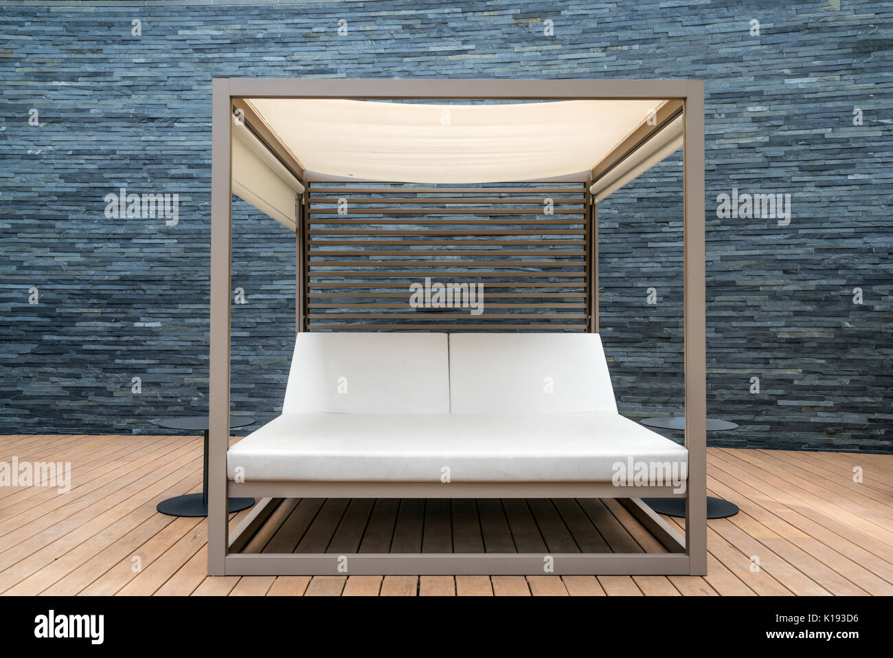 Piscine en bois chaise longue chaise à l'hôtel avec black brick wall background. Banque D'Images