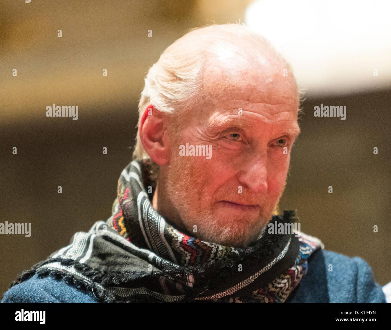 Edinburgh, Royaume-Uni. Août 25, 2017. Charles Dance lors d'un photo-call avec le Cincinnati Symphony Orchestra dirigé par Louis LangrŽe. Ils exercent dans le cadre du Festival International d'Édimbourg, à l'utilisateur Hall à Édimbourg. Credit : Riche de Dyson/Alamy Live News Banque D'Images