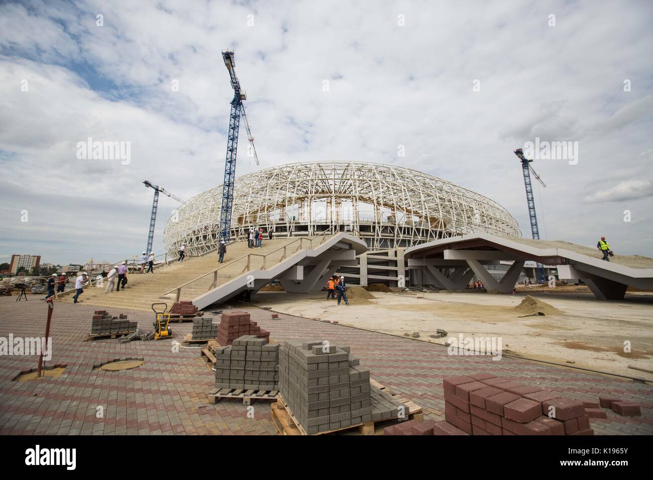 (170825) -- SARANSK, 25 août 2017 (Xinhua) -- Photo prise le 25 août 2017 montre la Mordovie Arena, qui accueillera 4 matchs de la phase de groupe de la Coupe du Monde FIFA 2018, à Saransk, Russie. L'arena a une capacité de 44149 personnes. Selon les responsables, l'arène sera terminé au mois de décembre 2017. (Xinhua/Wu Zhuang) Banque D'Images