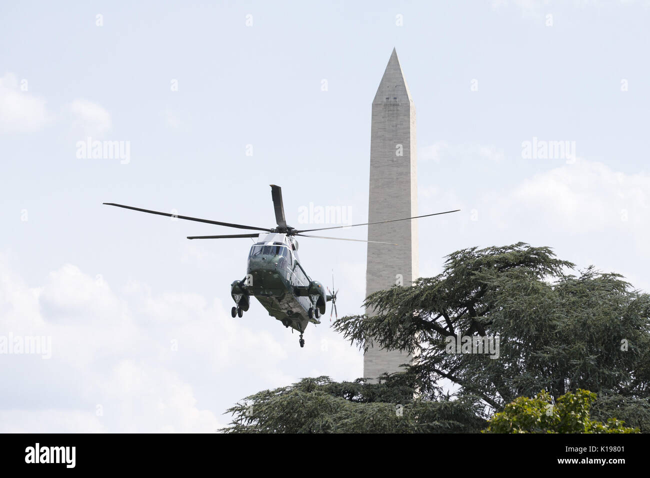 25 août 2017 - Washington, District of Columbia, États-Unis - un marin arrive sur la pelouse Sud de la Maison blanche avant le départ du Président Trump pour le Camp Davis. (Crédit Image : © Alex Edelman via Zuma sur le fil) Banque D'Images