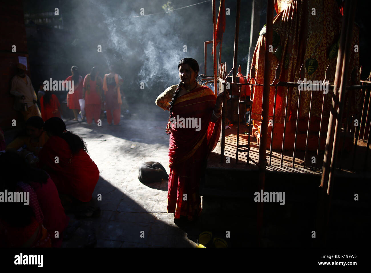 26 août 2017 - Katmandou, Népal - Une femme hindoue népalais s'occupe d'offrir un culte au temple pendant Rishi Panchami festival sur les rives du fleuve Bagmati à Katmandou, Népal le Samedi, 26 août, 2017. Rishi Panchami est observé pour marquer la fin de trois jours de festival Teej lorsque les femmes adorent Sapta Rishi (Sept Saints) le dernier jour en nettoyant leurs corps avec 365 tiges d'Apamarga, une plante médicale, prenez bath avec de la bouse de vache et de sol prélevés dans des lieux sacrés et des cendres dans la croyance qu'ils soient bénis et pardonné de tous les péchés qu'ils étaient soupçonnés d'avoir commis pendant la menstrua Banque D'Images
