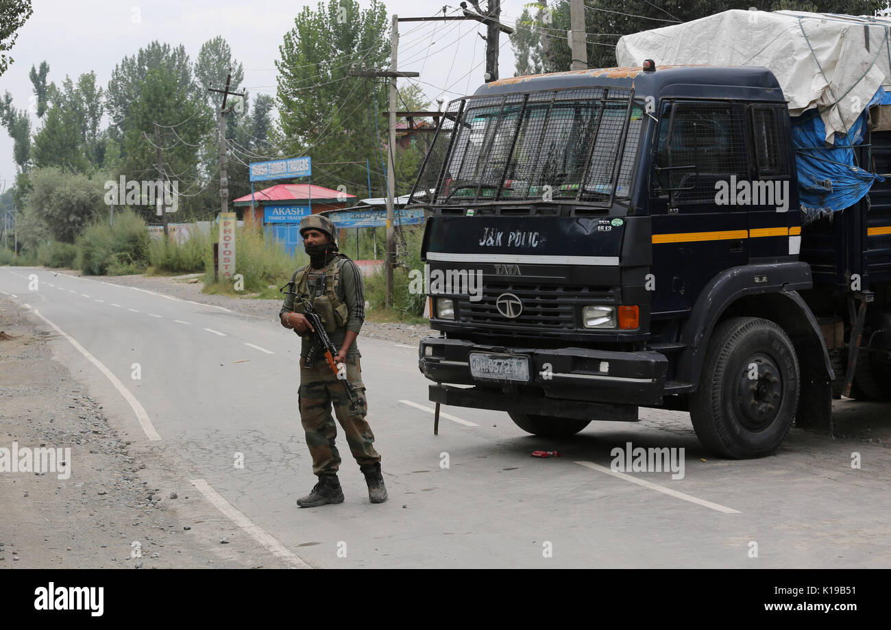 (170826) -- Srinagar, 26 août 2017 (Xinhua) -- Un soldat de l'armée indienne monte la garde près du lieu d'une fusillade après l'assaut des lignes de police militants Pulwama, environ 28 km au sud de la ville de Srinagar, la capitale d'été du Cachemire sous contrôle indien, le 26 août 2017. Un policier et deux soldats paramilitaires de la Police centrale de réserve (CRPF) ont été tués samedi au cours d'une attaque militante sur les lignes de la police dans le Cachemire sous contrôle indien agitée, a annoncé la police. Au cours de l'assaut initial un policier et trois ont été blessés. Le personnel CRPF (Xinhua/Javed Dar) (swt) Banque D'Images
