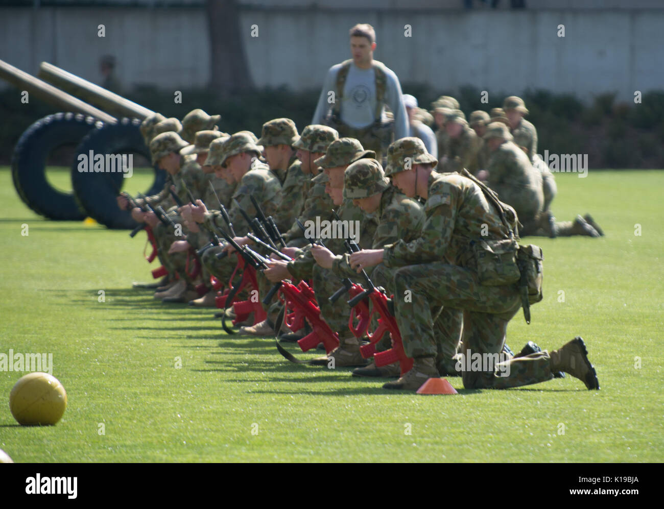 Canberra. Août 26, 2017. Australian Defence Force Academy (ADFA) Démontrer les cadets de l'exercice d'entraînement physique au combat en plein air sur le campus terrain à Canberra sur ADFA Journée portes ouvertes le 26 août 2017. Crédit : Justin Qian/Xinhua/Alamy Live News Banque D'Images