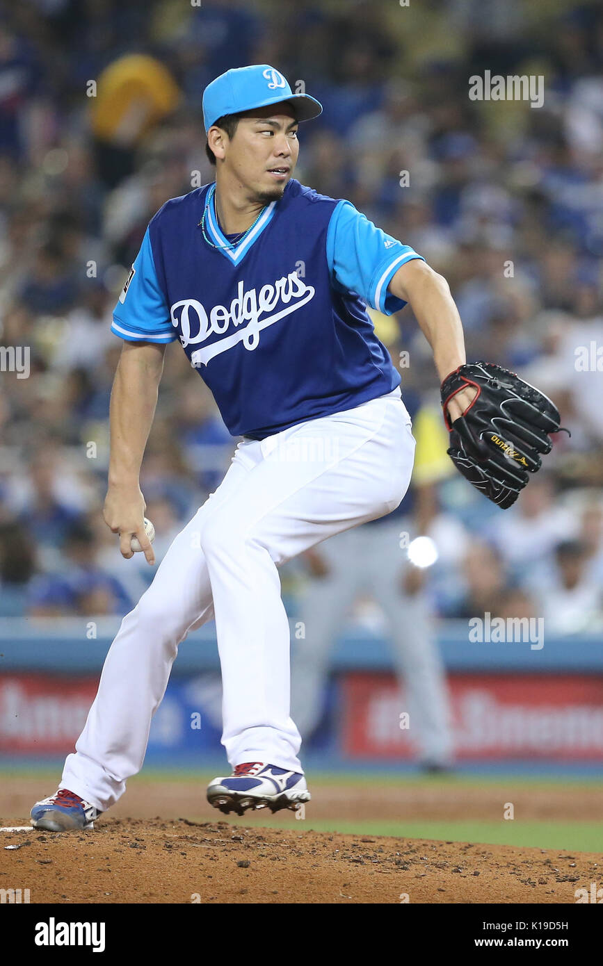 Los Angelese, Californie, USA. Août 25, 2017. 25 août 2017 : le lanceur partant des Dodgers de Los Angeles, Kenta Maeda (18) rend le départ pour les éviter dans le jeu entre les Milwaukee Brewers et Les Dodgers de Los Angeles, le Dodger Stadium à Los Angeles, CA. Photographe : Peter terrasse du Musée océanographique. Credit : Cal Sport Media/Alamy Live News Banque D'Images