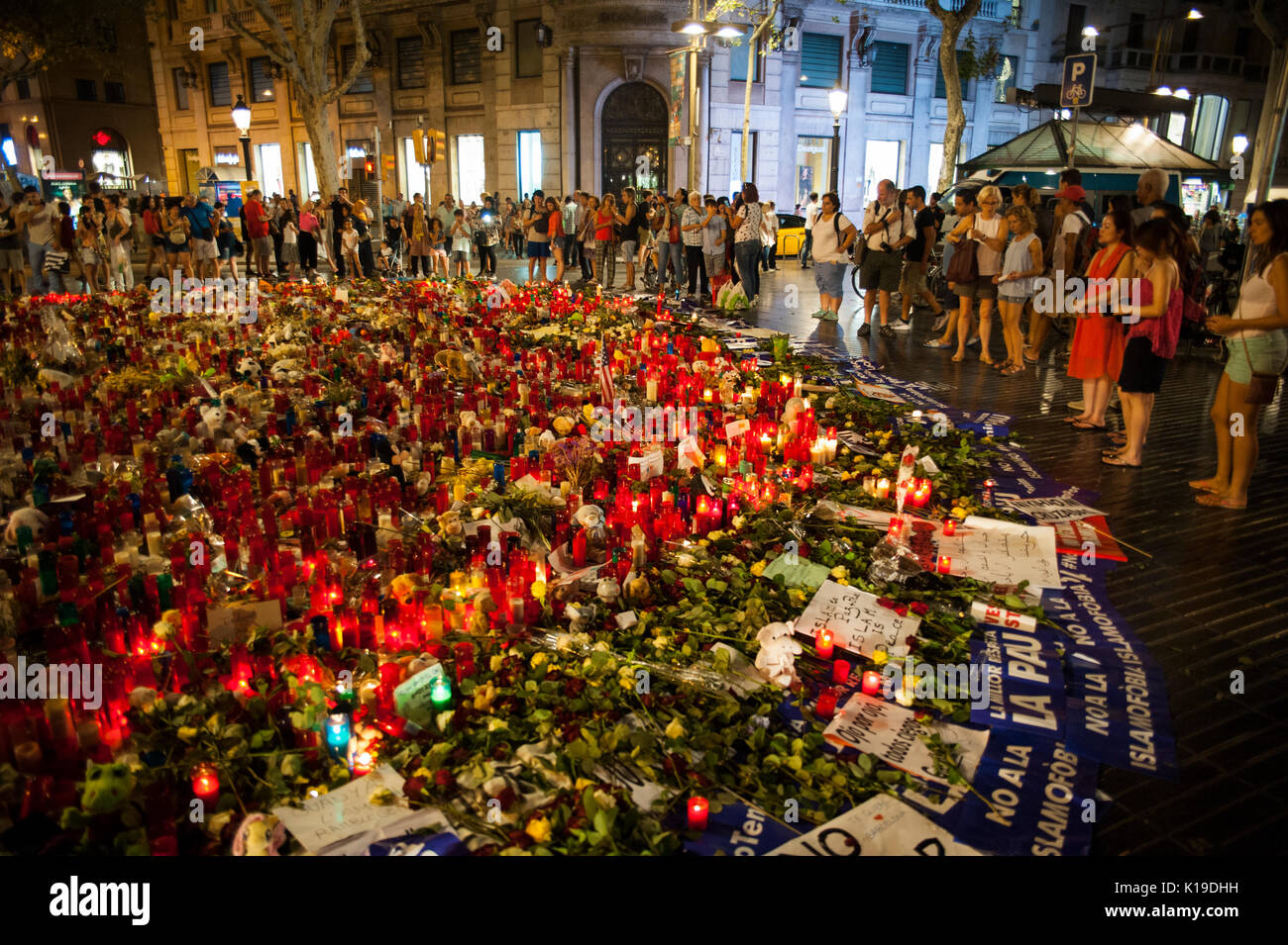 Barcelone, Espagne. Le 26 août, 2017. Un demi-million de personnes démontrer à Barcelone contre le terrorisme. Crédit : Charlie Perez/Alamy Live News Banque D'Images