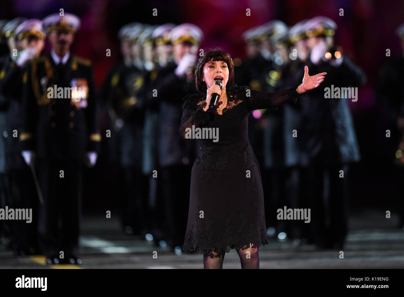 Moscou, Russie. Août 26, 2017. La chanteuse française Mireille Mathieu effectue au cours de l'passkaya' Tour Militaire International Music Festival à Moscou, Russie, le 26 août 2017. La "Tour" passkaya Militaire International Music Festival ouvert sur la Place Rouge à Moscou le samedi. Credit : Evgeny Sinitsyn/Xinhua/Alamy Live News Banque D'Images