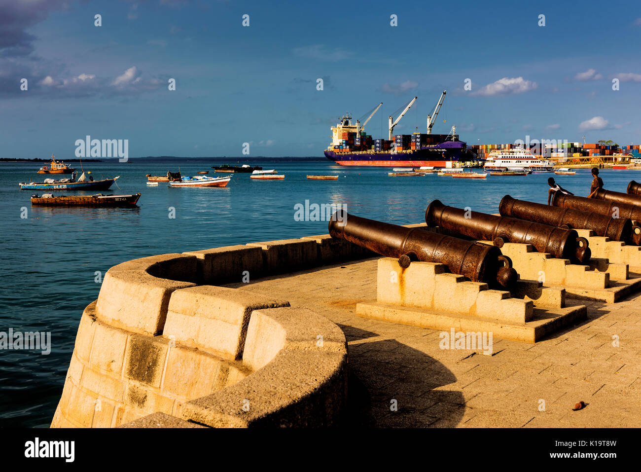 Les enfants locaux donnant sur le port de Stone Town, Zanzibar. Zanzibar est une île au large de la côte de Tanzanie, Afrique de l'Est. Banque D'Images