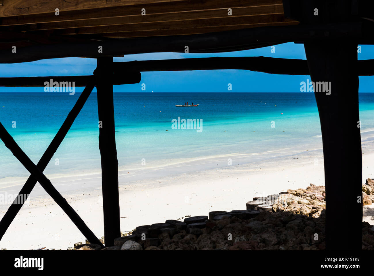 Pêche Les pêcheurs de Zanzibar dans les belles eaux bleues de l'Océan Indien. Zanzibar est une île au large des côtes de Tanzanie - Afrique. Banque D'Images