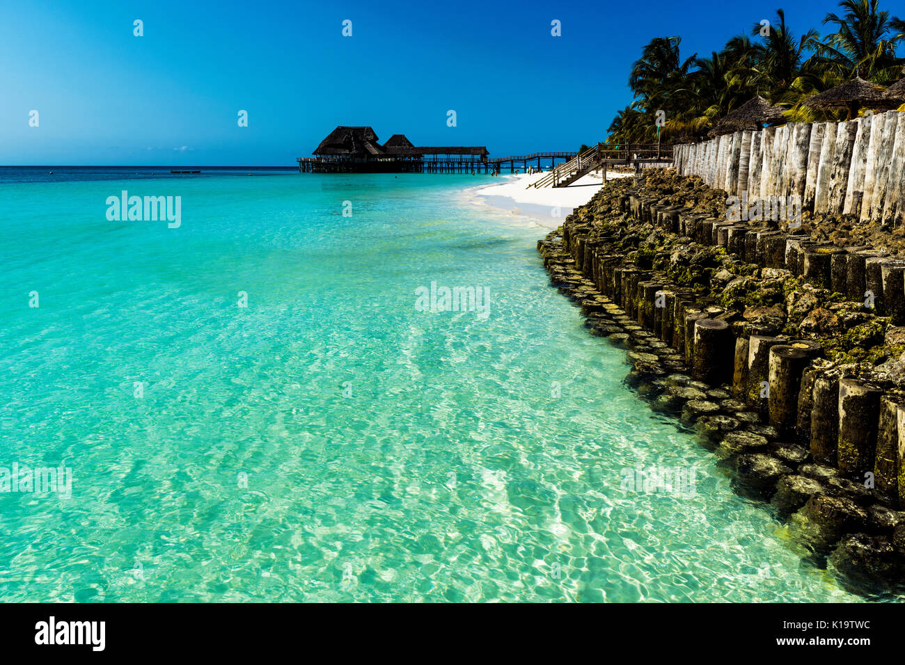 Belle plage par les eaux bleues de l'océan Indien à Zanzibar. Zanzibar est une île au large des côtes de Tanzanie - Afrique. Banque D'Images