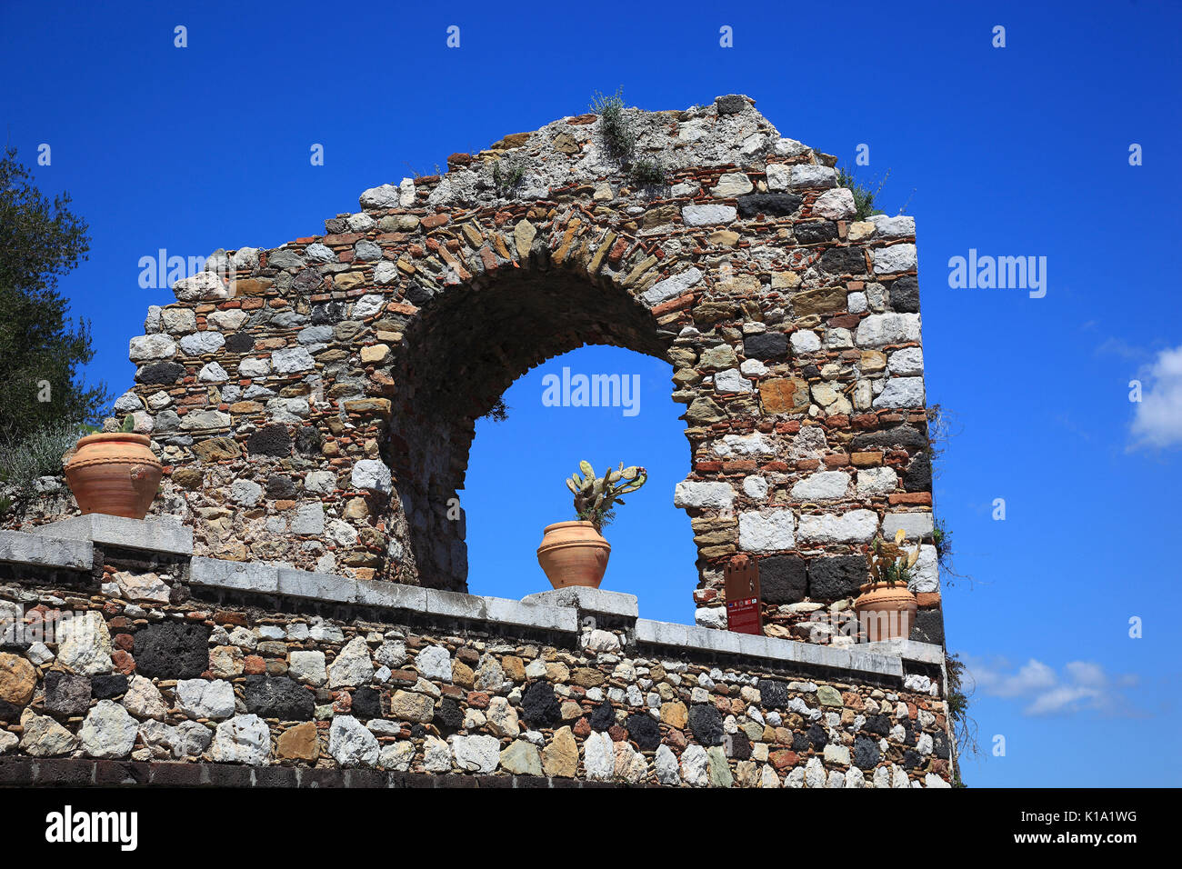 La Sicile, arche en pierre et cactus dans le pot Banque D'Images