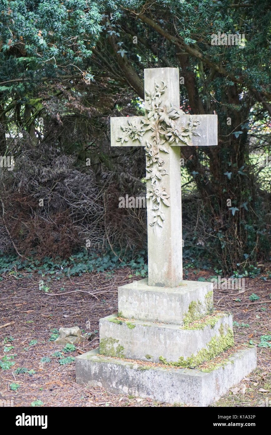 Old Weathered négligées britannique victorienne pierres tombales en pierre, pierres tombales et les pierres tombales dans un cimetière cimetière England UK Banque D'Images