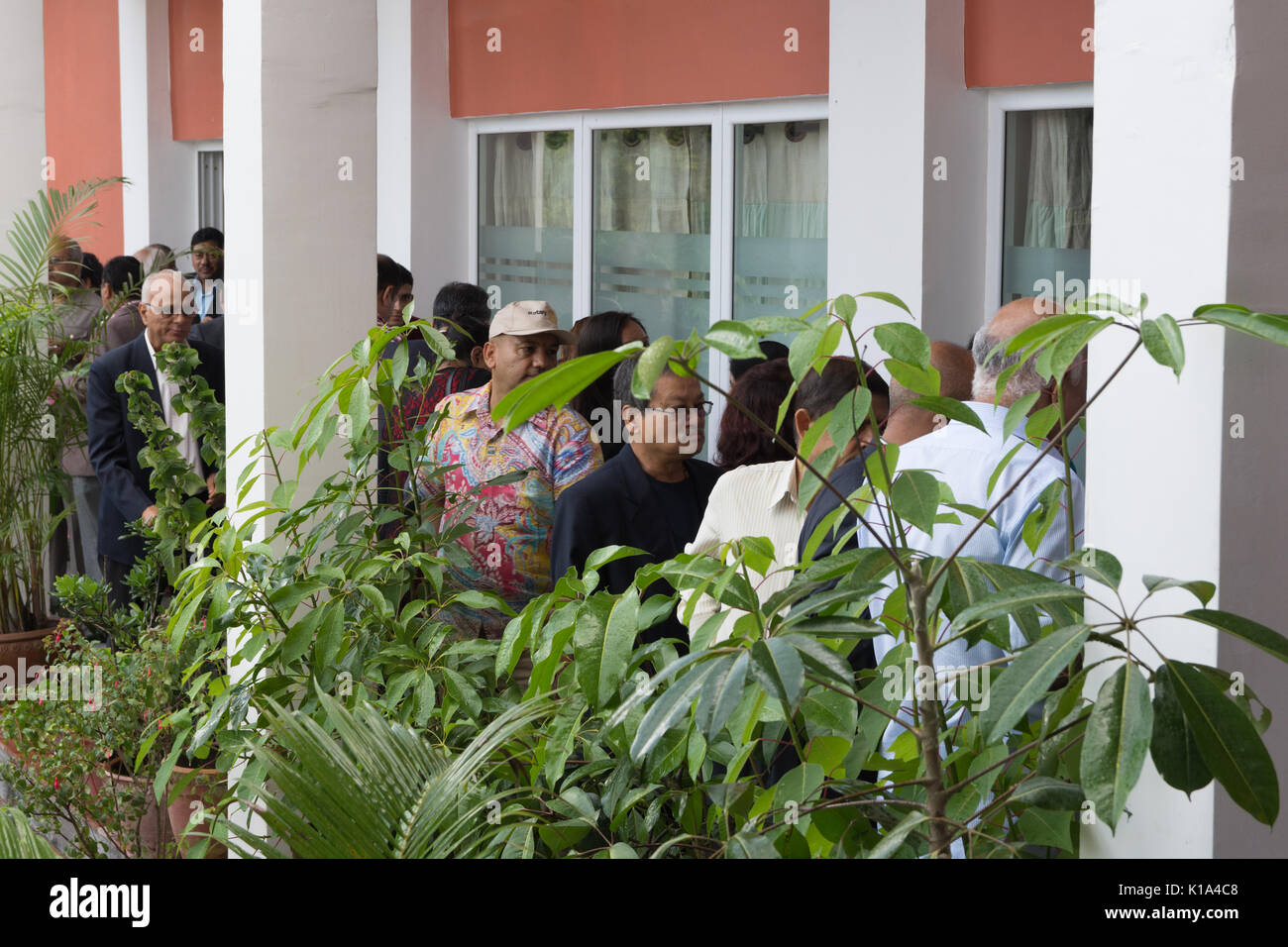 Les enfants de l'école dans la ville rurale de Dhulikhel bénéficiant d'une leçon d'étudiantes infirmières de l'Écossais CGU Banque D'Images