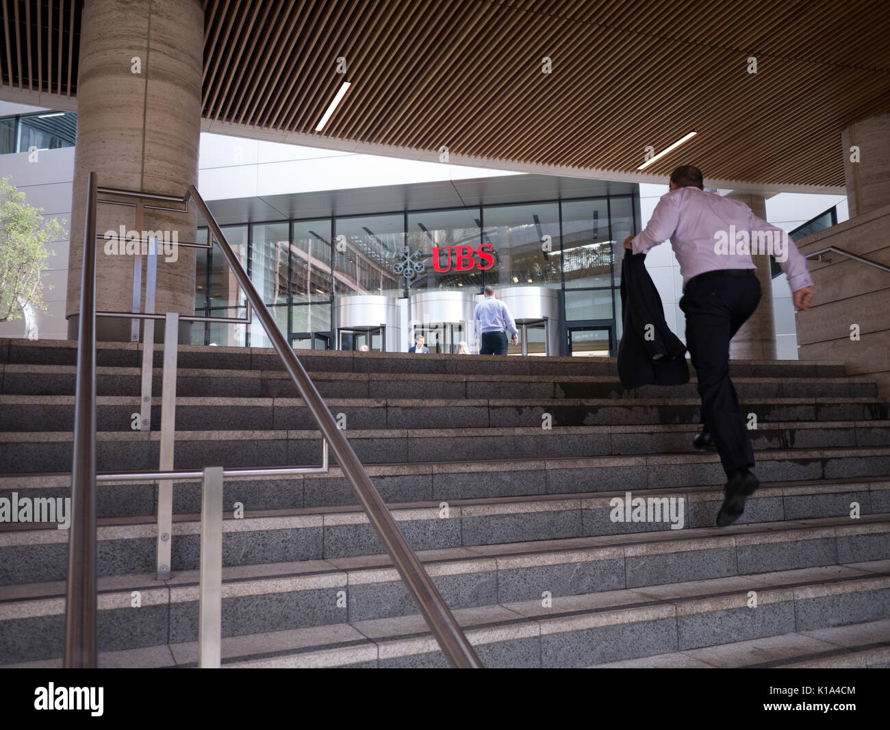 Les piétons et les employés de bureau sont passés, le siège de l'UBS, Broadgate, Londres Banque D'Images