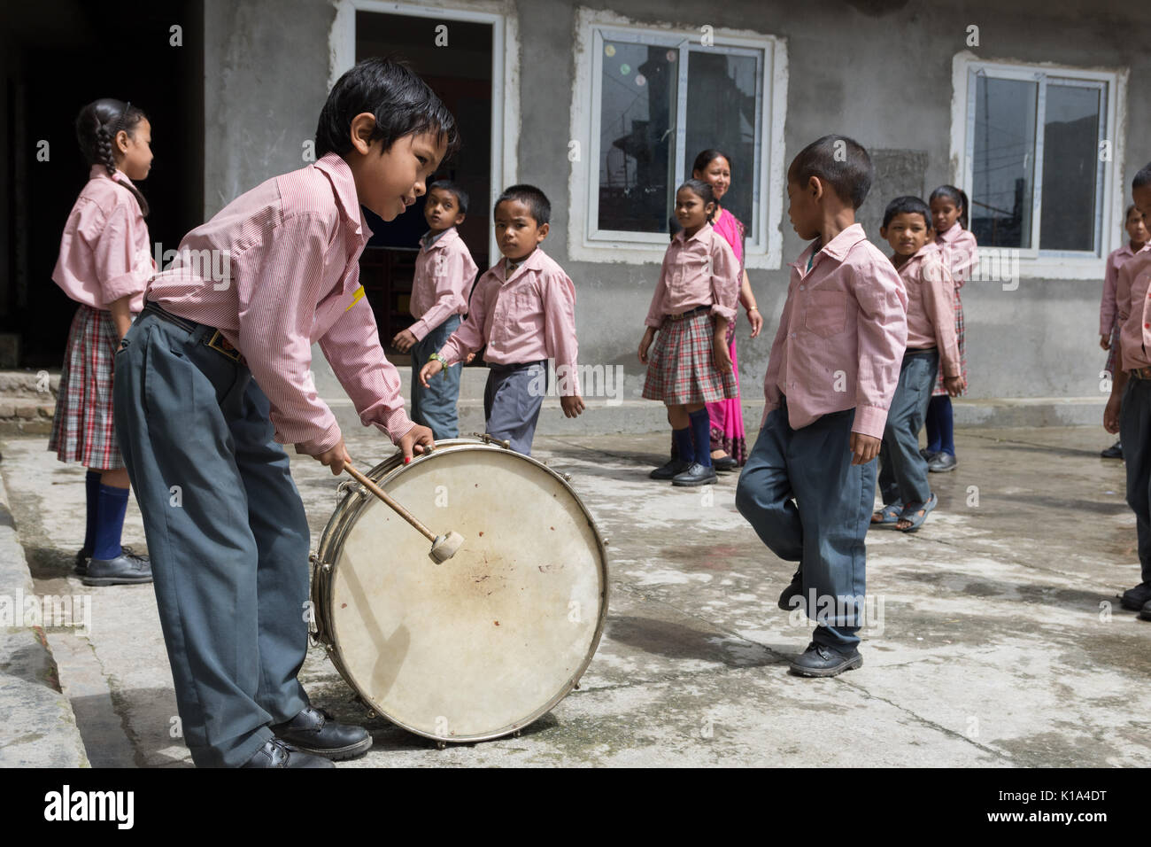 Les enfants de l'école dans la ville rurale de Dhulikhel bénéficiant d'une leçon d'étudiantes infirmières de l'Écossais CGU Banque D'Images