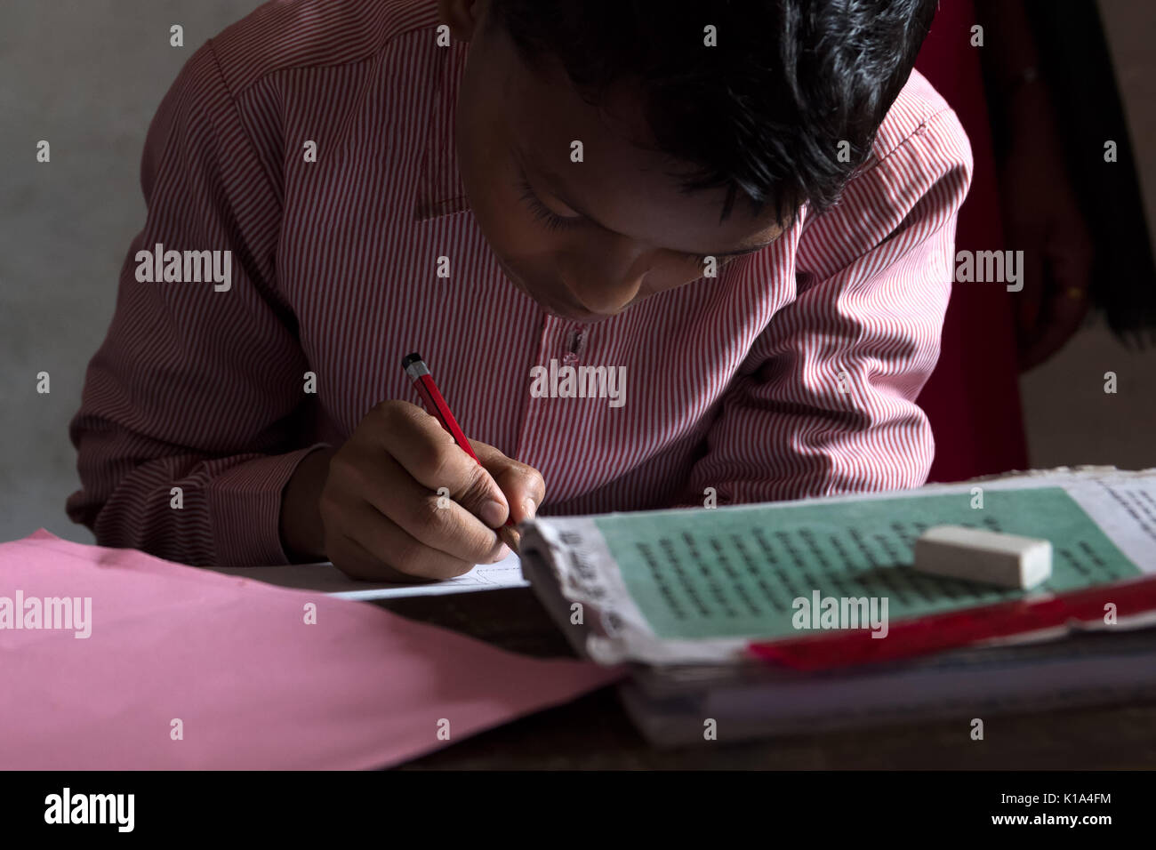 Les enfants de l'école dans la ville rurale de Dhulikhel bénéficiant d'une leçon d'étudiantes infirmières de l'Écossais CGU Banque D'Images