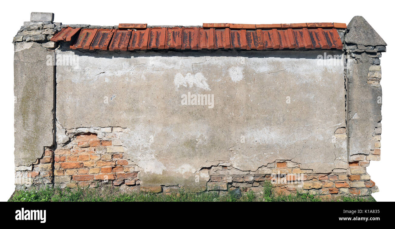 La clôture en briques laide maladroit détruit fragment. Isolé Banque D'Images