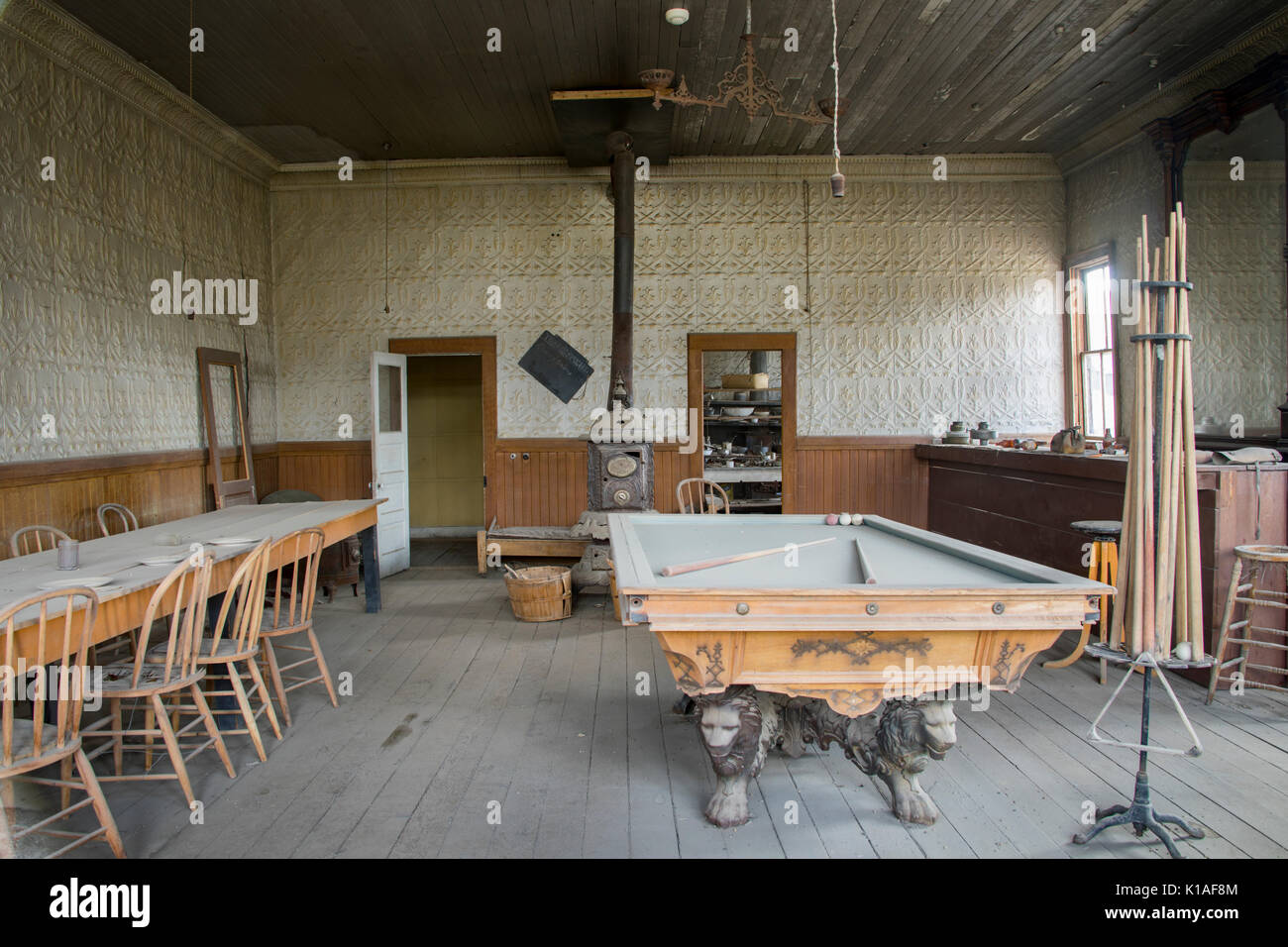 Intérieur de Wheaton et Hollis Hôtel avec table de billard, table de salle  à manger et salon-bar en Bodie State Historic Park Photo Stock - Alamy