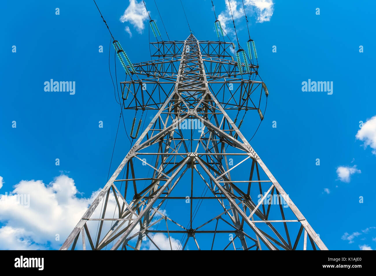 Tour de transmission d'électricité pylône d'alimentation avec un fond de ciel bleu Banque D'Images