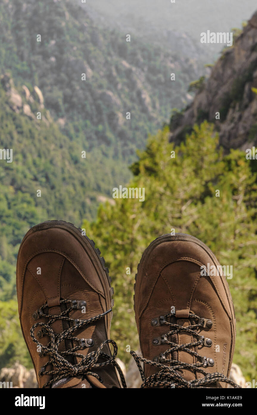 Des chaussures de randonnée en montagne Banque D'Images