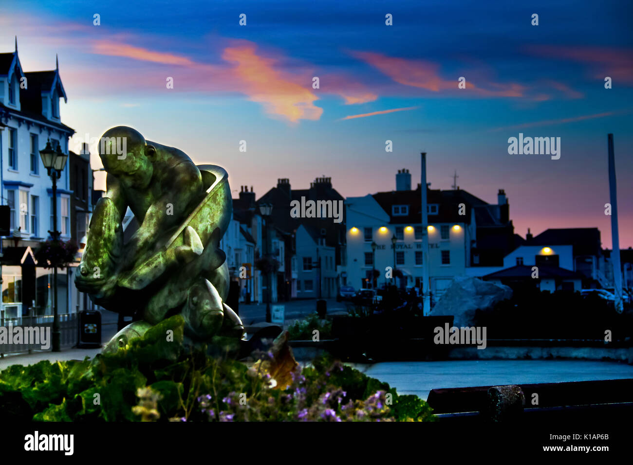 S'occuper du front de mer, avec Statue Banque D'Images