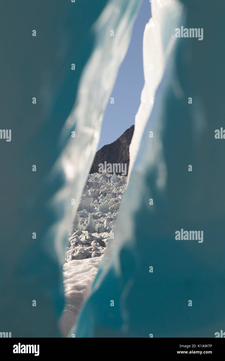 À l'intérieur d'un bleu turquoise, la formation de la glace glaciaire en vue de l'au-delà du glacier sur Fox Glacier, New Zealand Banque D'Images